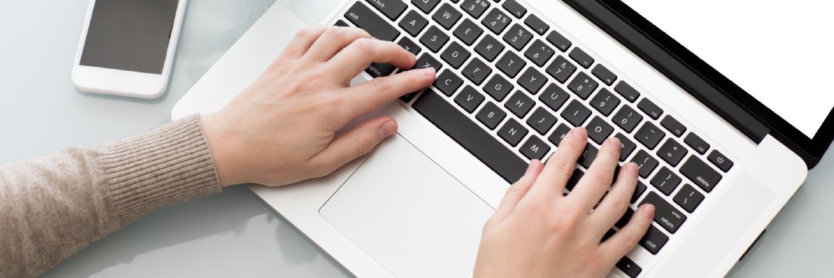 klávesnica, notebook, ruka na klávesnici, smartfón