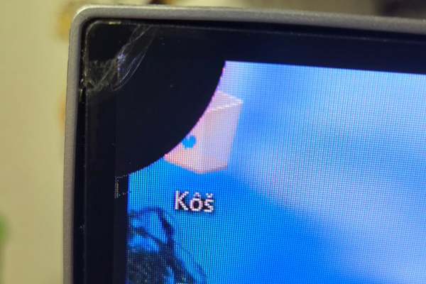 Rozbitý roh displeja monitora