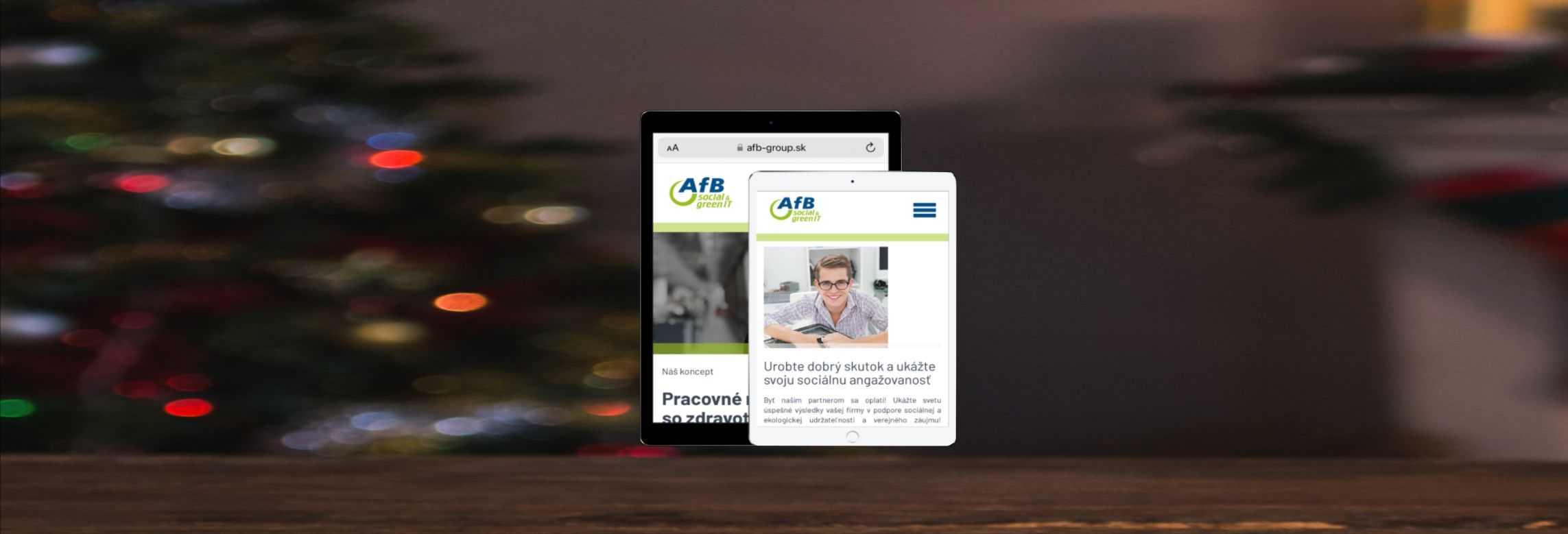 Vianočná tématika, stromček, krb, tablet s webstránkou afb-group.sk